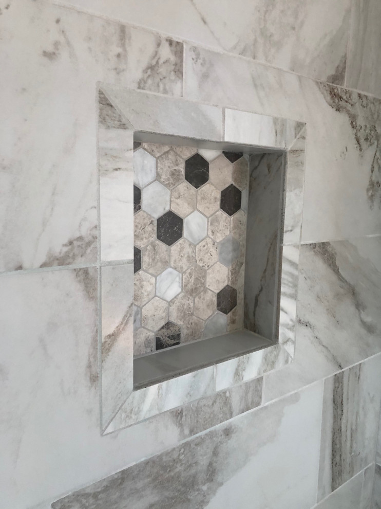 Inspiration för ett litet lantligt badrum med dusch, med en dusch i en alkov, vit kakel, keramikplattor, granitbänkskiva och grått golv