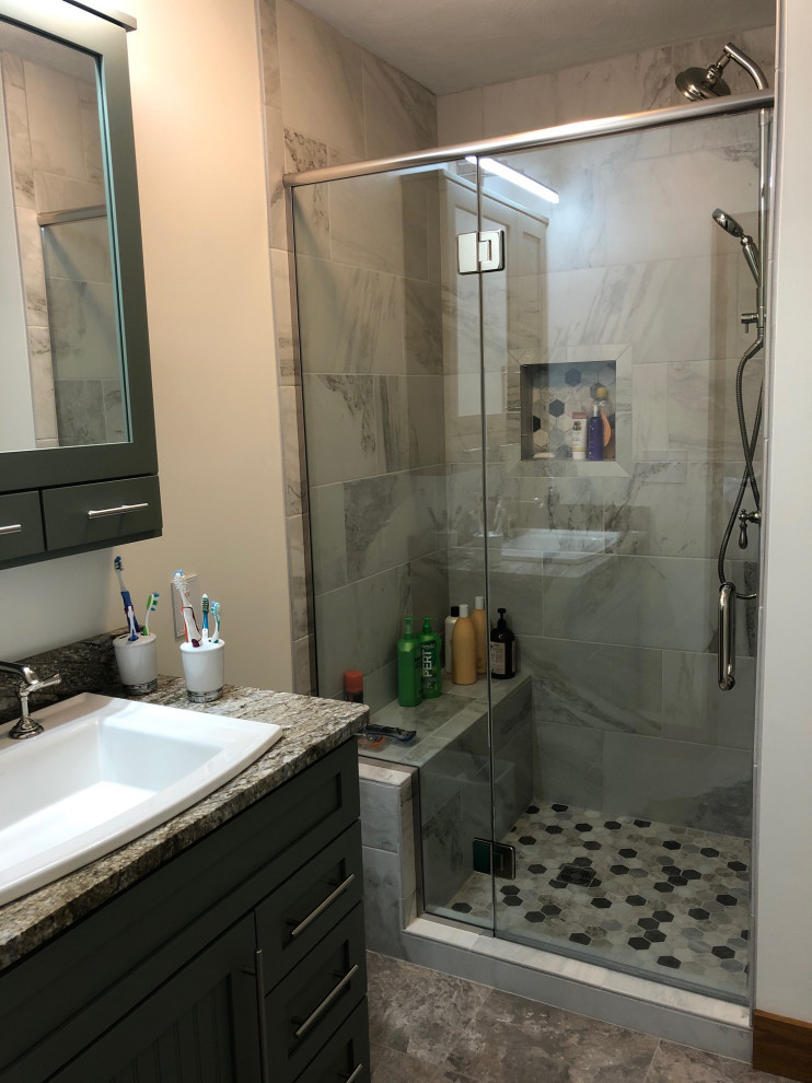 Exempel på ett litet lantligt brun brunt badrum med dusch, med luckor med profilerade fronter, gröna skåp, en dusch i en alkov, en toalettstol med separat cisternkåpa, vinylgolv, ett nedsänkt handfat, granitbänkskiva, grått golv och dusch med gångjärnsdörr