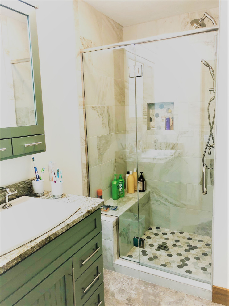 Inspiration för ett litet lantligt brun brunt badrum med dusch, med luckor med profilerade fronter, gröna skåp, en dusch i en alkov, en toalettstol med separat cisternkåpa, vinylgolv, ett nedsänkt handfat, granitbänkskiva, grått golv och dusch med gångjärnsdörr