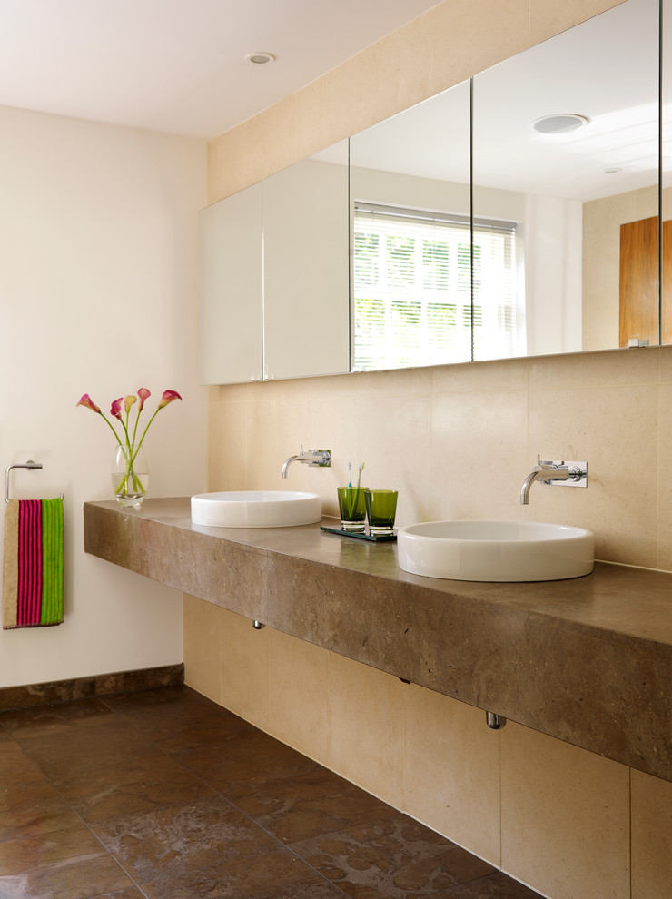 Diseño de cuarto de baño actual con lavabo sobreencimera y baldosas y/o azulejos marrones