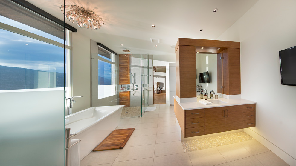 Foto de cuarto de baño contemporáneo con lavabo bajoencimera, armarios con paneles lisos, puertas de armario de madera oscura, paredes blancas, bañera exenta y ventanas