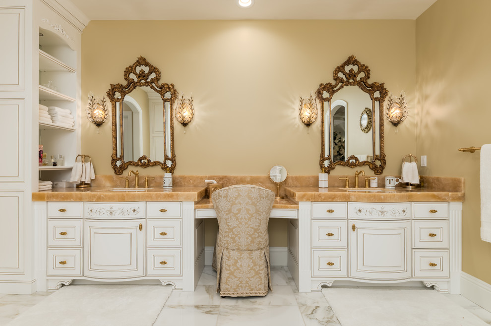 Exempel på ett stort klassiskt beige beige en-suite badrum, med vita skåp, beige väggar, marmorgolv, ett undermonterad handfat, vitt golv och luckor med upphöjd panel