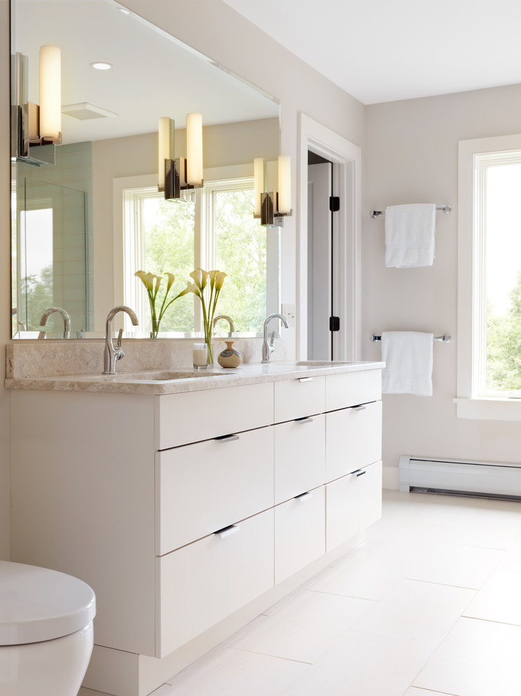 На фото: ванная комната в современном стиле с плоскими фасадами, белыми фасадами, белой плиткой и бежевой столешницей с