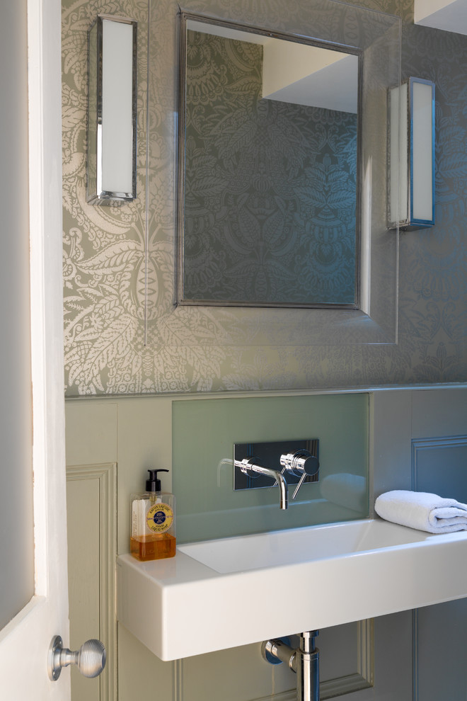 На фото: ванная комната в современном стиле с зелеными стенами и подвесной раковиной