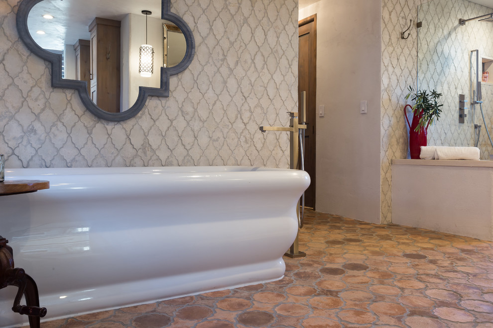 Ejemplo de cuarto de baño principal rural grande con bañera exenta, ducha esquinera, baldosas y/o azulejos multicolor, baldosas y/o azulejos de terracota, paredes beige y suelo de baldosas de terracota