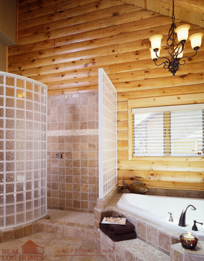 Modelo de cuarto de baño principal rural con bañera esquinera, ducha empotrada y baldosas y/o azulejos beige