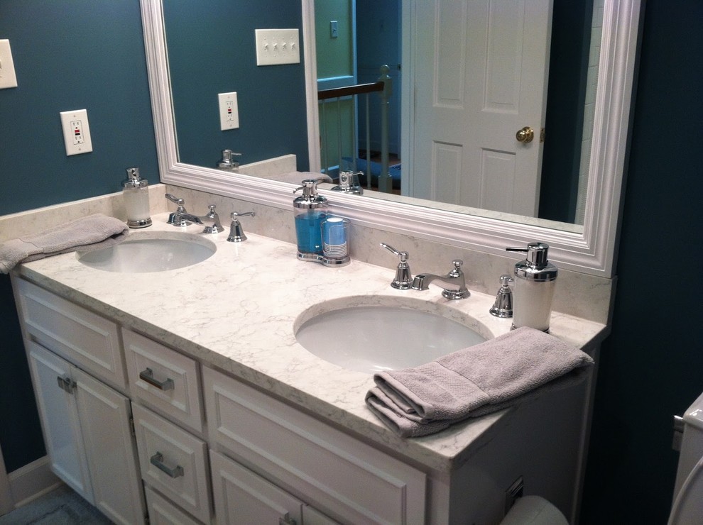 アトランタにあるコンテンポラリースタイルのおしゃれな浴室 (クオーツストーンの洗面台) の写真