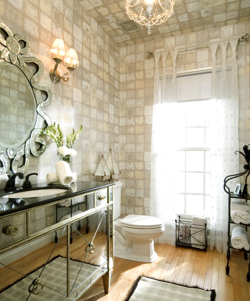 Bild på ett eklektiskt badrum, med ett undermonterad handfat och släta luckor