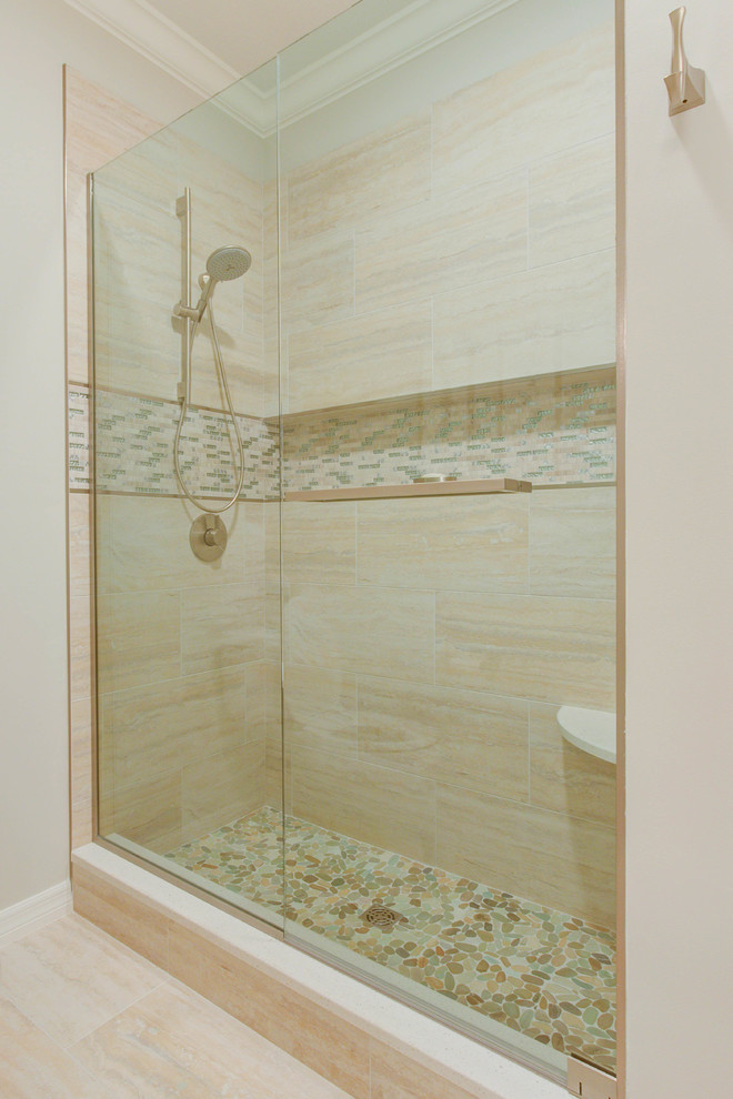 Bild på ett litet vintage badrum med dusch, med en dusch i en alkov, en toalettstol med separat cisternkåpa, beige kakel, porslinskakel, beige väggar, klinkergolv i keramik, ett fristående handfat, marmorbänkskiva och dusch med skjutdörr