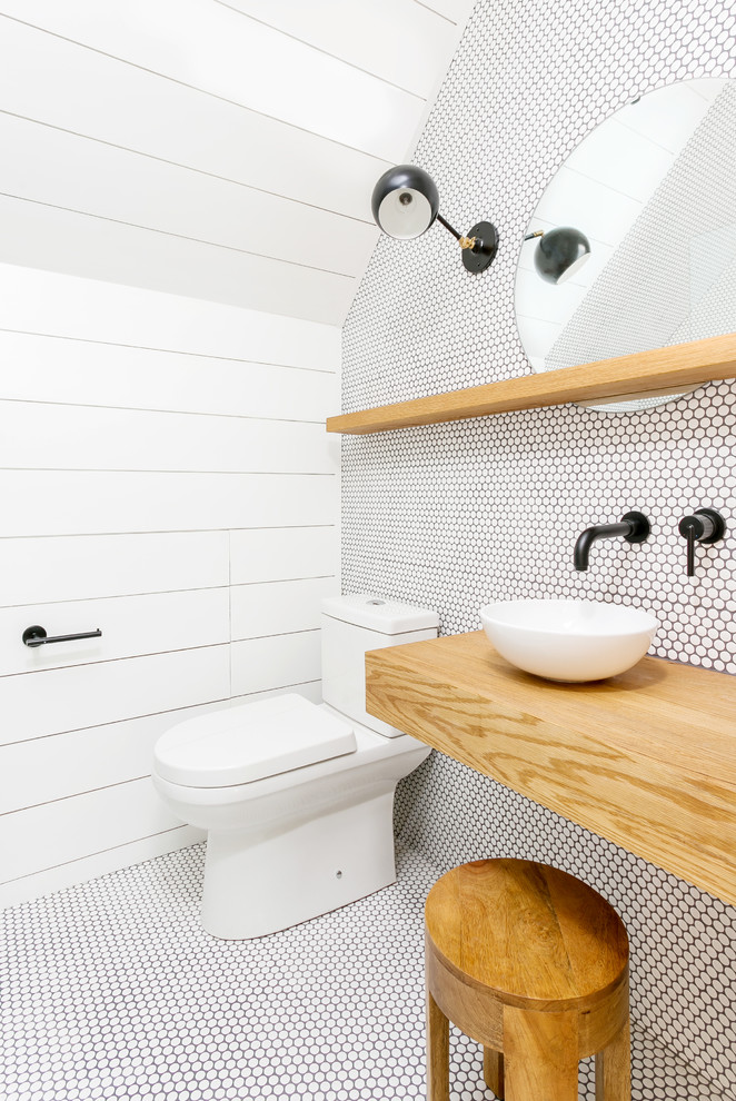 Modernes Badezimmer mit weißen Fliesen, Mosaikfliesen, weißer Wandfarbe, Mosaik-Bodenfliesen, Aufsatzwaschbecken, Waschtisch aus Holz, weißem Boden und brauner Waschtischplatte in Charleston