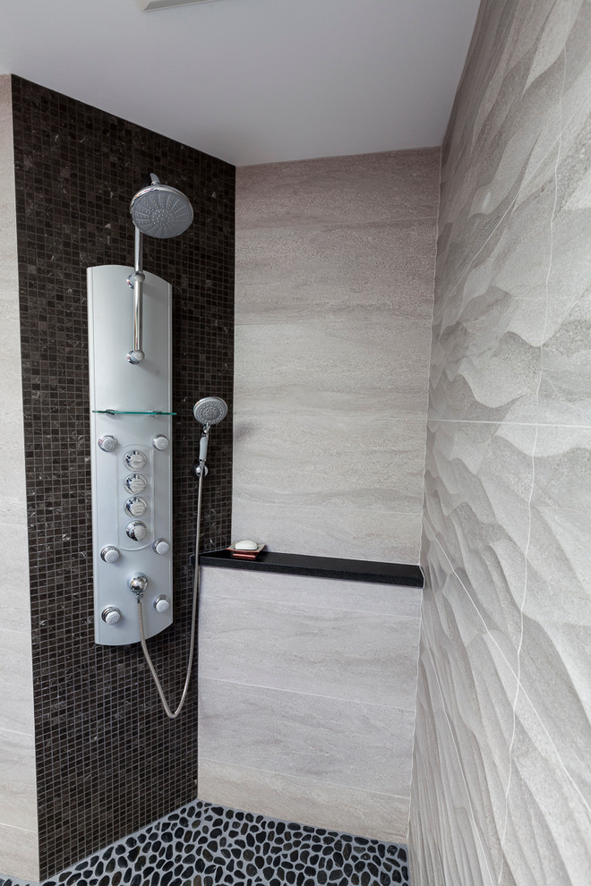 Идея дизайна: главная ванная комната среднего размера в стиле модернизм с плоскими фасадами, коричневыми фасадами, японской ванной, душем без бортиков, раздельным унитазом, серой плиткой, керамогранитной плиткой, серыми стенами, полом из керамогранита, монолитной раковиной, столешницей из бетона, черным полом и открытым душем