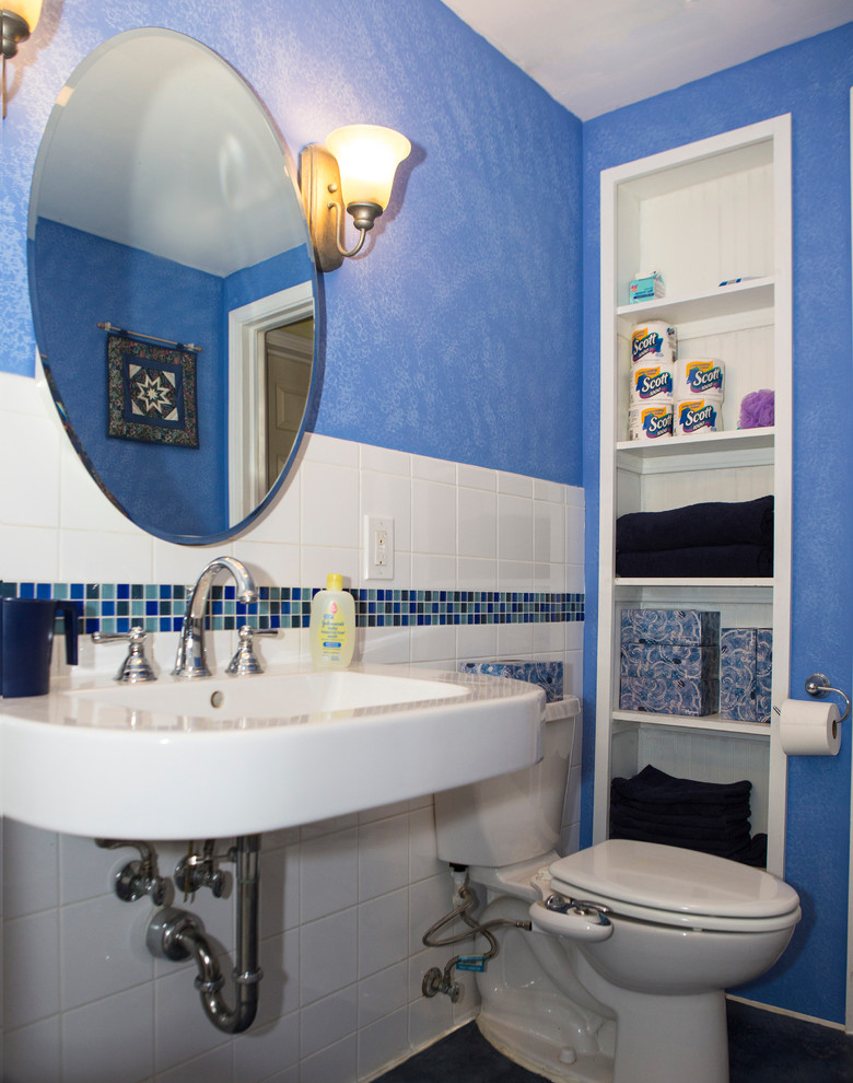 Idéer för att renovera ett vintage badrum, med ett väggmonterat handfat, en kantlös dusch, keramikplattor, blå väggar och vinylgolv