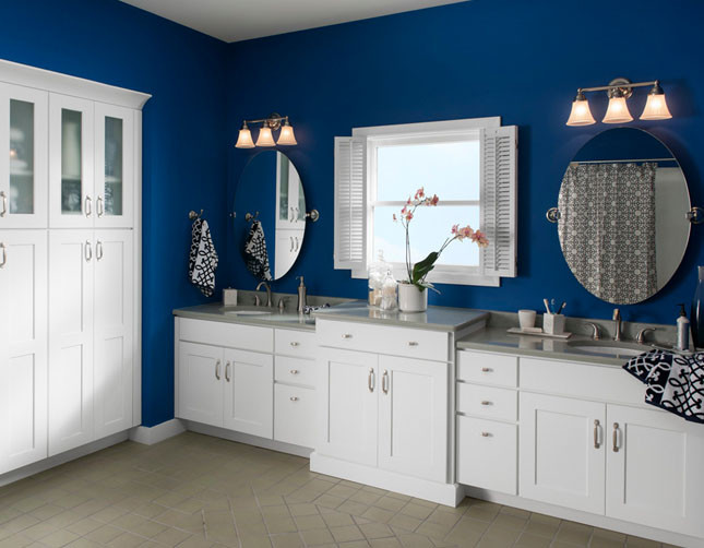 Foto di una stanza da bagno padronale costiera di medie dimensioni con top in quarzo composito, ante bianche e ante in stile shaker