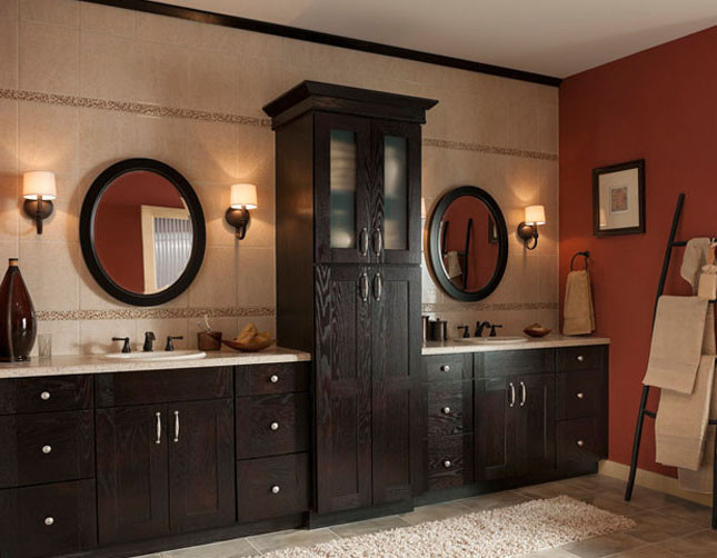 Пример оригинального дизайна: большая главная ванная комната в стиле кантри с фасадами в стиле шейкер, столешницей из искусственного кварца и темными деревянными фасадами