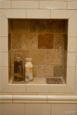 Свежая идея для дизайна: главная ванная комната в стиле неоклассика (современная классика) с бежевой плиткой, керамической плиткой и душем в нише - отличное фото интерьера