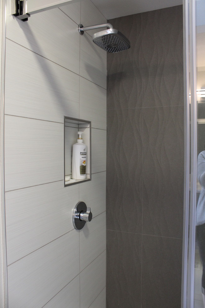 Идея дизайна: маленькая главная ванная комната в стиле модернизм с плоскими фасадами, серыми фасадами, двойным душем, унитазом-моноблоком, серой плиткой, керамической плиткой, серыми стенами, полом из керамической плитки, раковиной с несколькими смесителями, столешницей из искусственного кварца, серым полом, душем с раздвижными дверями и белой столешницей для на участке и в саду