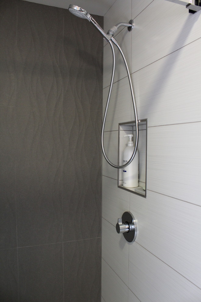 Пример оригинального дизайна: маленькая главная ванная комната в стиле модернизм с плоскими фасадами, серыми фасадами, двойным душем, унитазом-моноблоком, серой плиткой, керамической плиткой, серыми стенами, полом из керамической плитки, раковиной с несколькими смесителями, столешницей из искусственного кварца, серым полом, душем с раздвижными дверями и белой столешницей для на участке и в саду