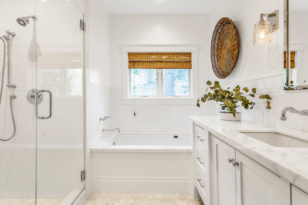 На фото: главная ванная комната среднего размера в современном стиле с фасадами в стиле шейкер, белыми фасадами, накладной ванной, душевой комнатой, унитазом-моноблоком, белой плиткой, керамической плиткой, белыми стенами, полом из мозаичной плитки, врезной раковиной, столешницей из искусственного кварца, душем с распашными дверями и белой столешницей с