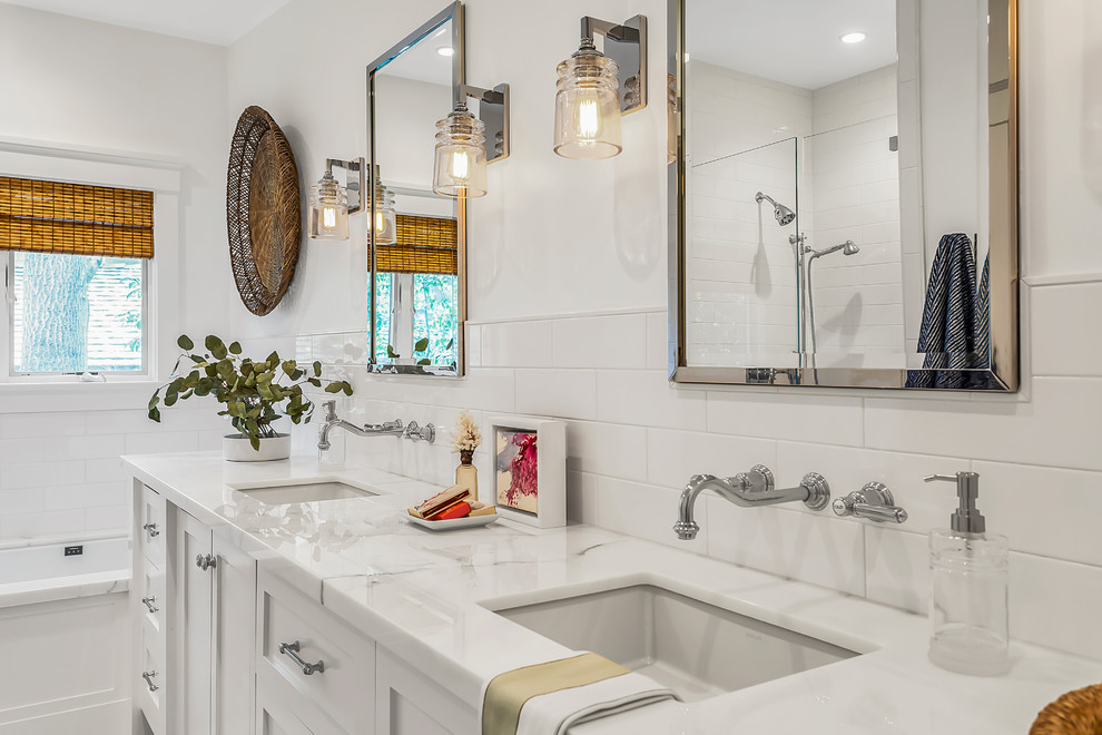 Imagen de cuarto de baño principal, actual, de tamaño medio, sin sin inodoro, con armarios estilo shaker, puertas de armario blancas, bañera encastrada, sanitario de una pieza, baldosas y/o azulejos blancos, baldosas y/o azulejos de cerámica, paredes blancas, suelo con mosaicos de baldosas, lavabo bajoencimera, encimera de cuarzo compacto, ducha con puerta con bisagras y encimeras blancas