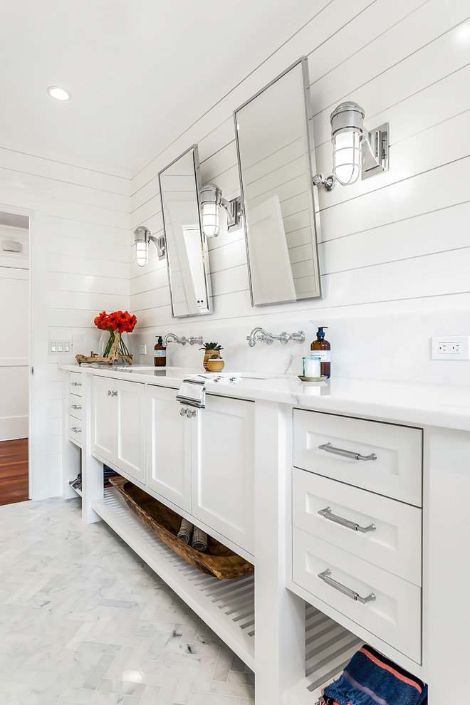 Источник вдохновения для домашнего уюта: главная ванная комната среднего размера в современном стиле с фасадами в стиле шейкер, белыми фасадами, душевой комнатой, унитазом-моноблоком, белой плиткой, керамической плиткой, белыми стенами, полом из мозаичной плитки, врезной раковиной, столешницей из искусственного кварца, душем с распашными дверями и белой столешницей