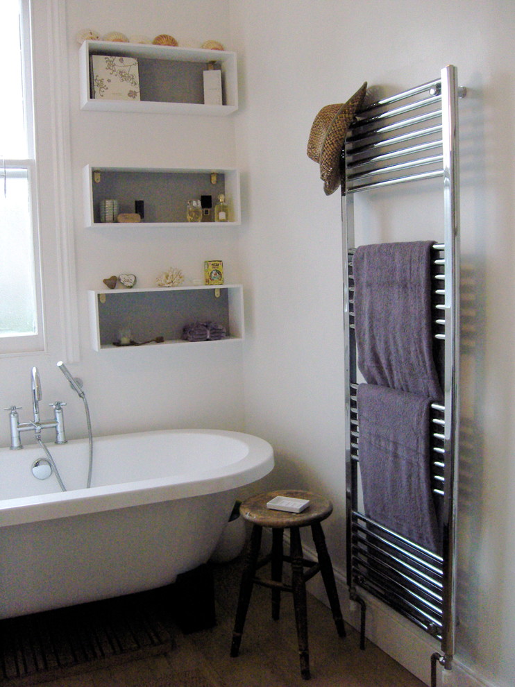 ロンドンにある低価格の中くらいなトランジショナルスタイルのおしゃれなマスターバスルーム (置き型浴槽、シャワー付き浴槽	、白い壁、淡色無垢フローリング) の写真