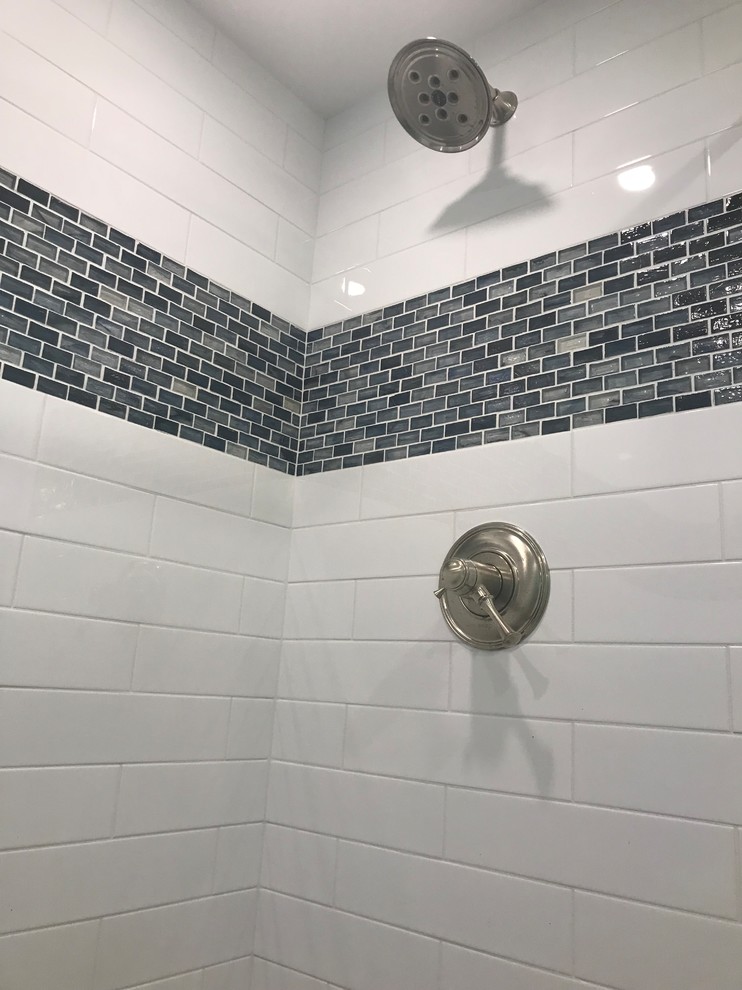Свежая идея для дизайна: главная ванная комната в стиле неоклассика (современная классика) с душем в нише, разноцветной плиткой, белой плиткой, плиткой кабанчик и шторкой для ванной - отличное фото интерьера