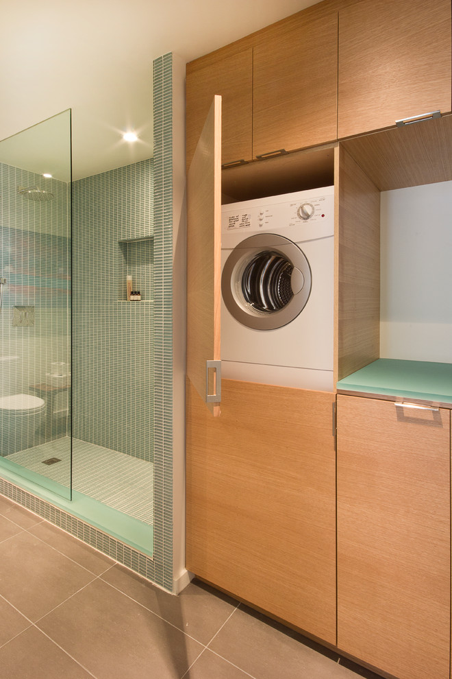 Foto de cuarto de baño minimalista pequeño con armarios con paneles lisos, puertas de armario de madera clara, paredes blancas y suelo de baldosas de porcelana