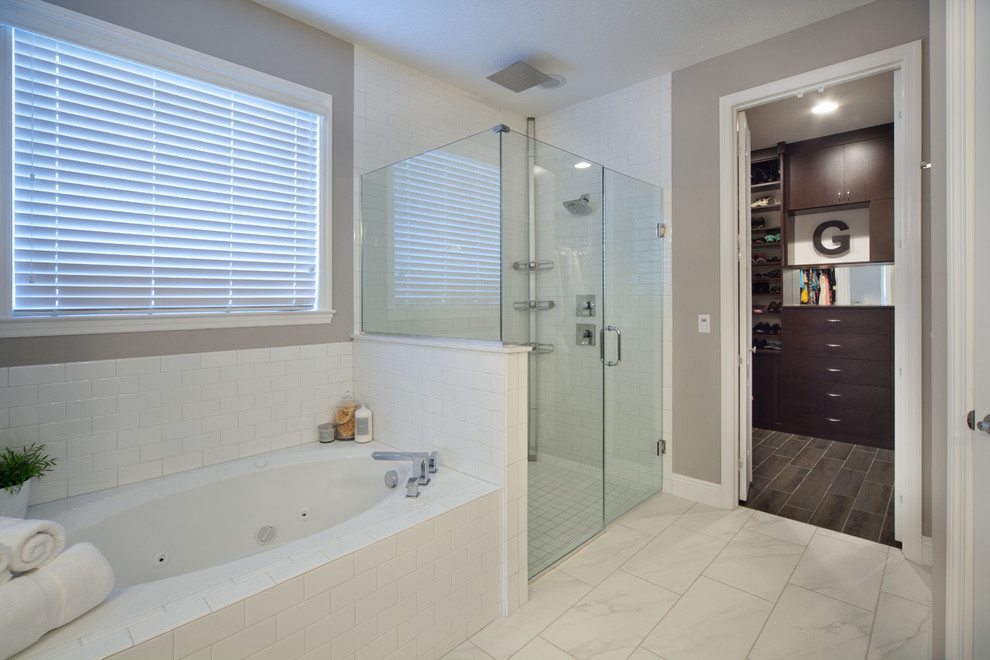 Пример оригинального дизайна: главная ванная комната среднего размера в стиле неоклассика (современная классика) с ванной в нише, угловым душем, белой плиткой, каменной плиткой, серыми стенами и мраморным полом