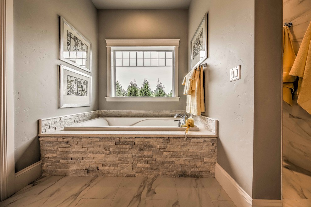 Foto på ett stort vintage en-suite badrum, med luckor med upphöjd panel, vita skåp, ett badkar i en alkov, en öppen dusch, beige kakel, brun kakel, grå kakel, stickkakel, beige väggar, klinkergolv i keramik, ett undermonterad handfat och bänkskiva i betong
