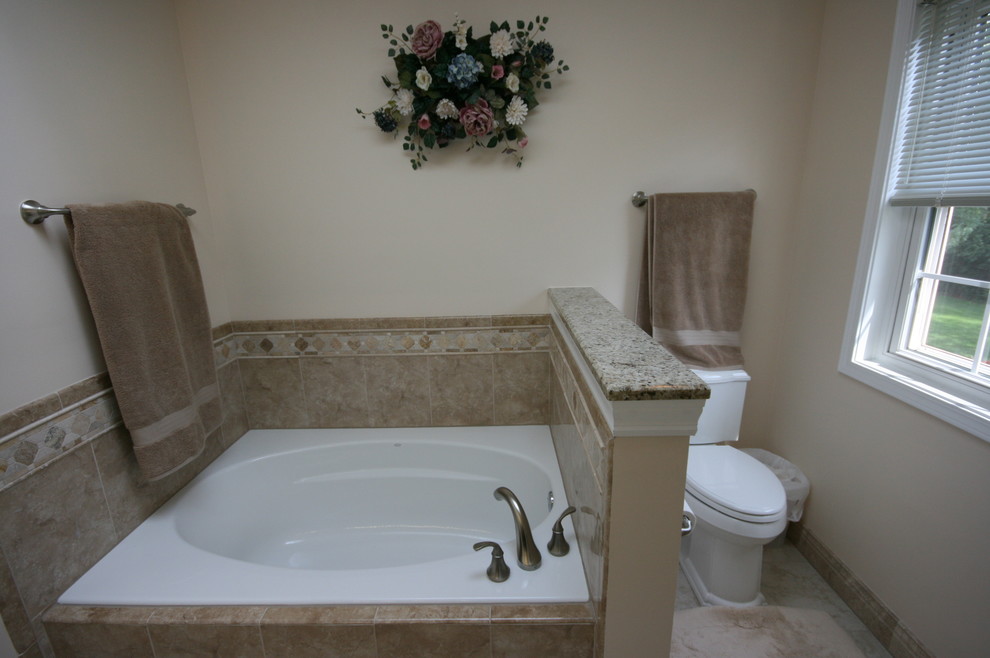 シカゴにあるトラディショナルスタイルのおしゃれな浴室の写真