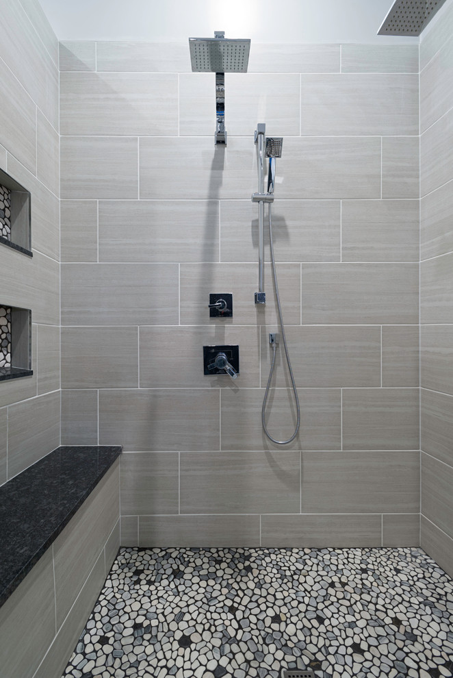 Immagine di una stanza da bagno padronale design di medie dimensioni con doccia aperta e piastrelle grigie