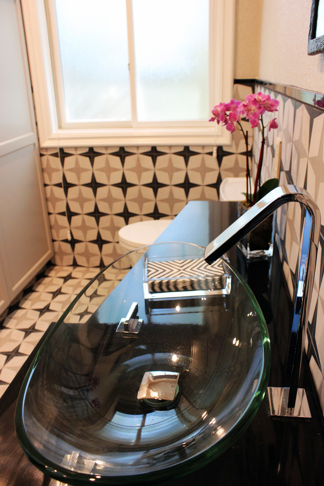 Immagine di una piccola stanza da bagno con doccia contemporanea con WC a due pezzi, pistrelle in bianco e nero, pavimento con piastrelle in ceramica e lavabo a bacinella