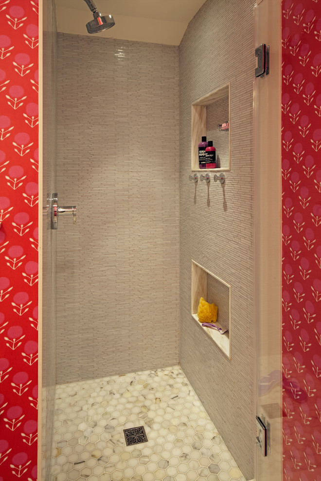 Источник вдохновения для домашнего уюта: маленькая детская ванная комната в стиле ретро с плоскими фасадами, белыми фасадами, душем в нише, раздельным унитазом, белой плиткой, плиткой из листового стекла, разноцветными стенами, полом из мозаичной плитки, врезной раковиной, столешницей из искусственного кварца, разноцветным полом и душем с распашными дверями для на участке и в саду