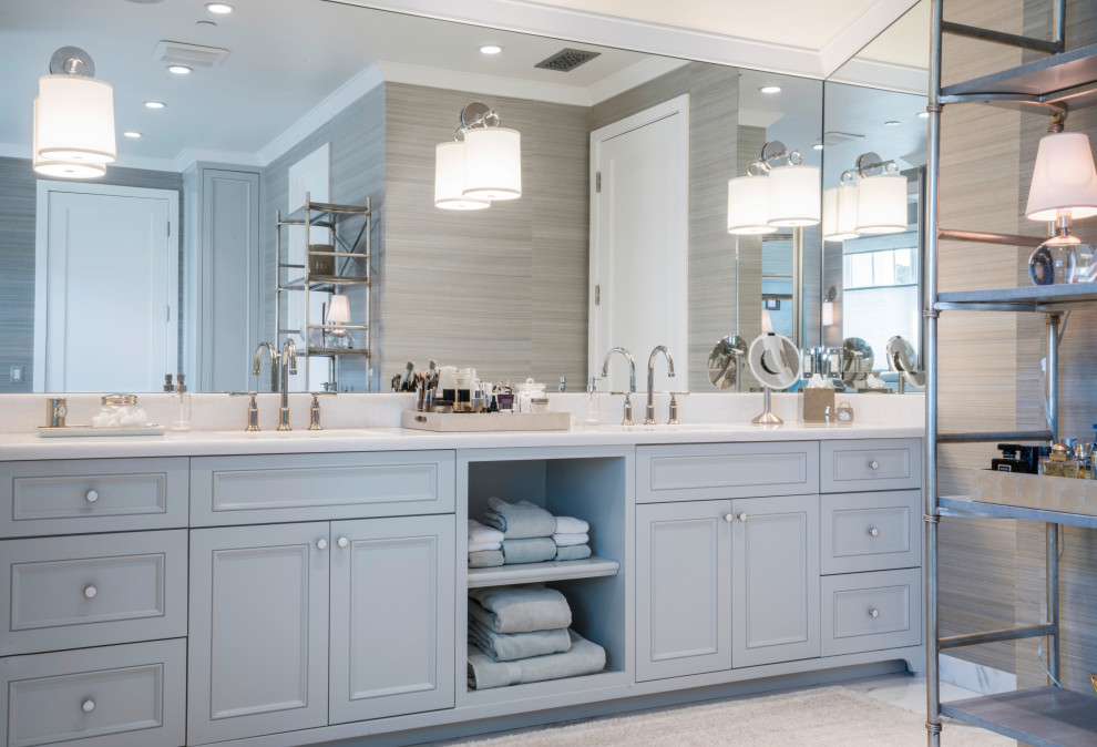 Modelo de cuarto de baño clásico renovado con armarios con paneles empotrados, puertas de armario grises, lavabo bajoencimera, suelo gris y encimeras blancas