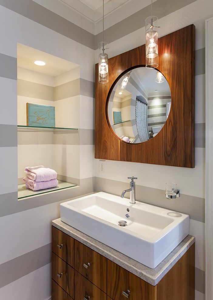 Пример оригинального дизайна: ванная комната в современном стиле с настольной раковиной, плоскими фасадами, темными деревянными фасадами и разноцветными стенами