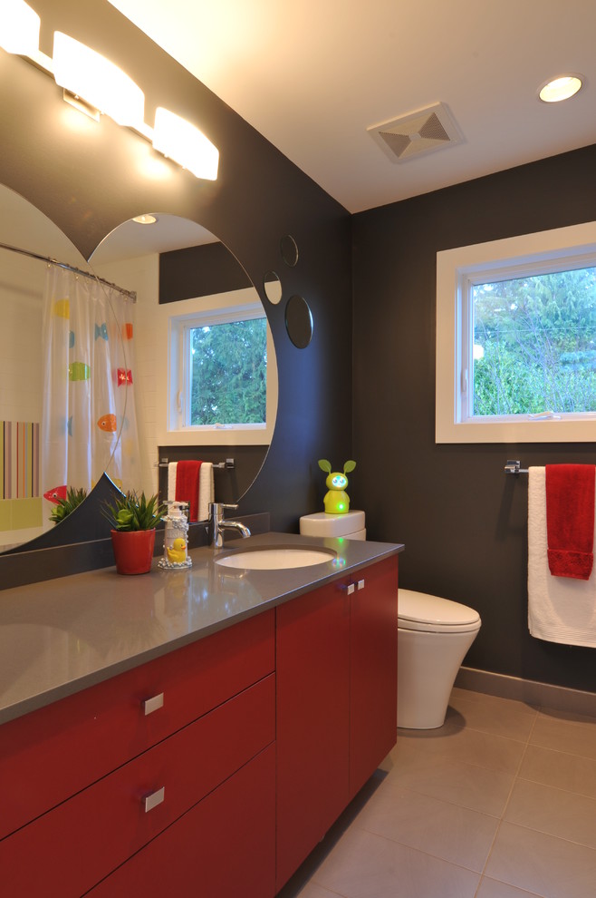 バンクーバーにあるコンテンポラリースタイルのおしゃれな浴室 (アンダーカウンター洗面器、フラットパネル扉のキャビネット、赤いキャビネット、黒い壁、グレーの洗面カウンター、照明) の写真