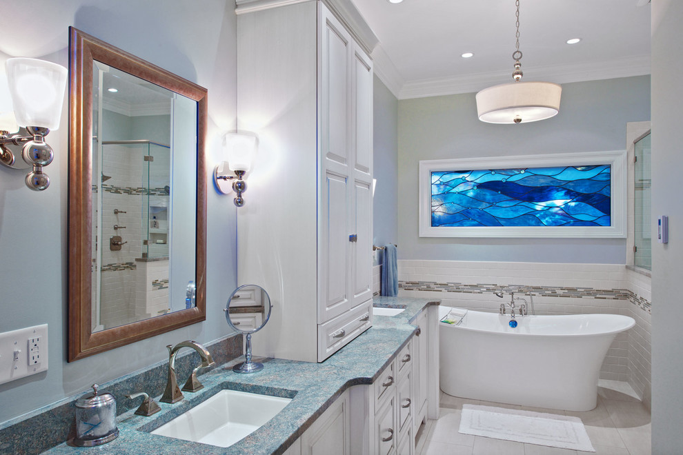 На фото: большая главная ванная комната в стиле неоклассика (современная классика) с фасадами с выступающей филенкой, белыми фасадами, отдельно стоящей ванной, угловым душем, бежевой плиткой, плиткой кабанчик, синими стенами, полом из керамогранита и врезной раковиной