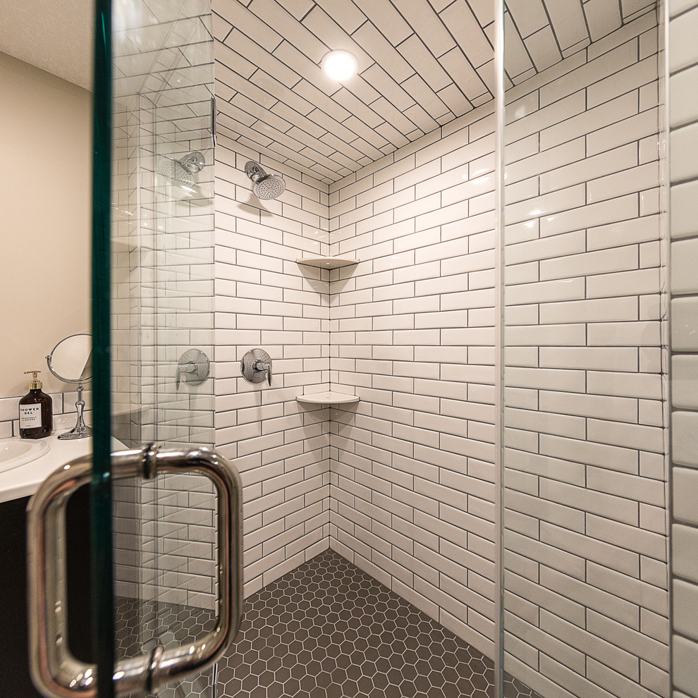 Kleines Modernes Duschbad mit flächenbündigen Schrankfronten und braunen Schränken in Edmonton