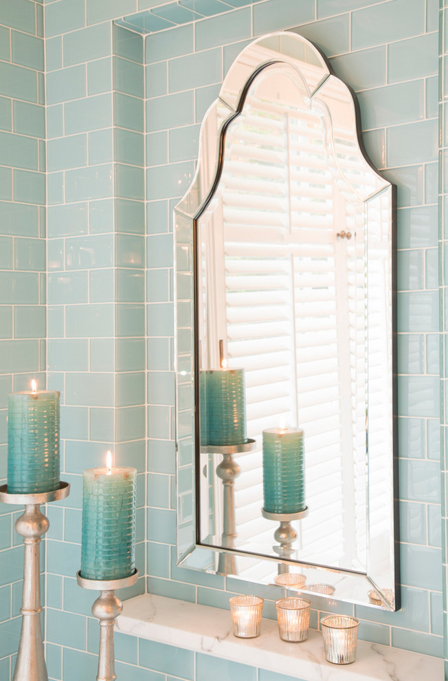 Источник вдохновения для домашнего уюта: главная ванная комната среднего размера в классическом стиле с настольной раковиной, фасадами с утопленной филенкой, темными деревянными фасадами, мраморной столешницей, полновстраиваемой ванной, душем без бортиков, раздельным унитазом, синей плиткой, стеклянной плиткой, синими стенами и мраморным полом