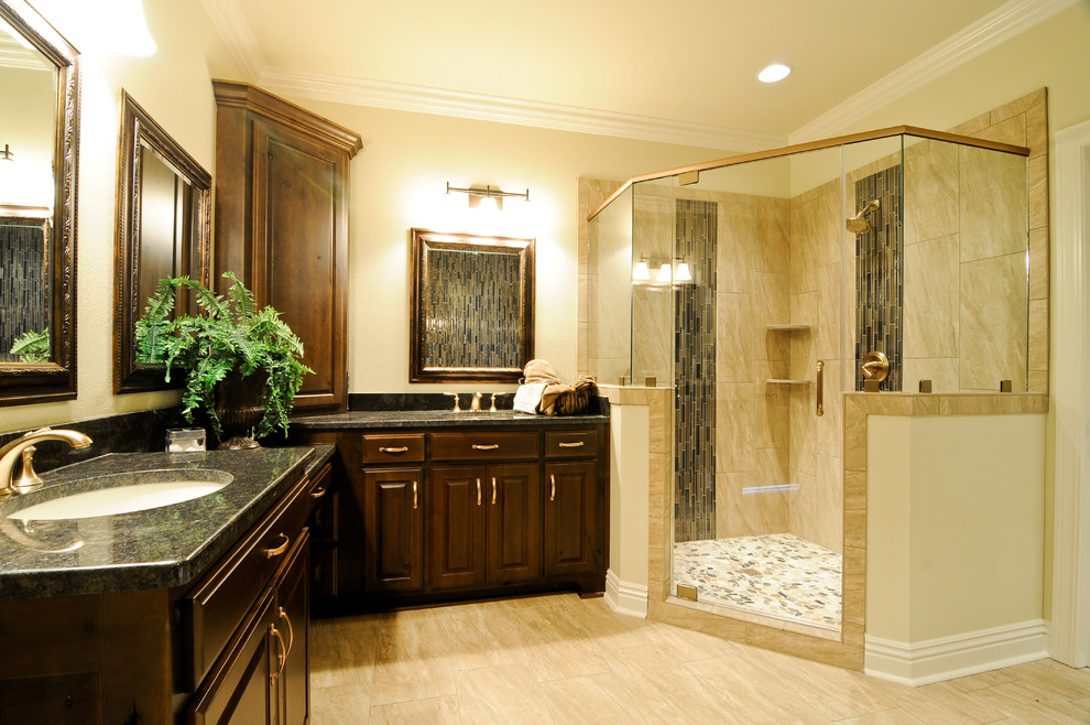 Exempel på ett stort rustikt en-suite badrum, med luckor med upphöjd panel, skåp i mörkt trä, ett fristående badkar, en hörndusch, svart kakel, brun kakel, stickkakel, beige väggar, klinkergolv i porslin, ett undermonterad handfat, bänkskiva i kvarts, beiget golv och dusch med gångjärnsdörr