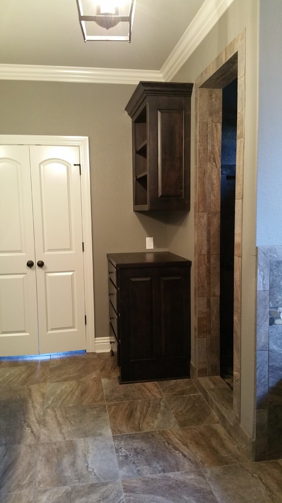 Diseño de cuarto de baño rural con armarios con paneles con relieve, puertas de armario de madera en tonos medios y encimera de granito