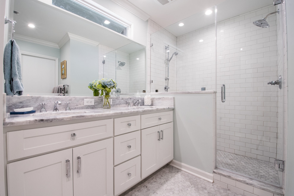 Esempio di una stanza da bagno padronale classica di medie dimensioni con ante in stile shaker, ante bianche, doccia alcova, piastrelle bianche, piastrelle diamantate, pareti blu, pavimento con piastrelle a mosaico, lavabo sottopiano e top in marmo