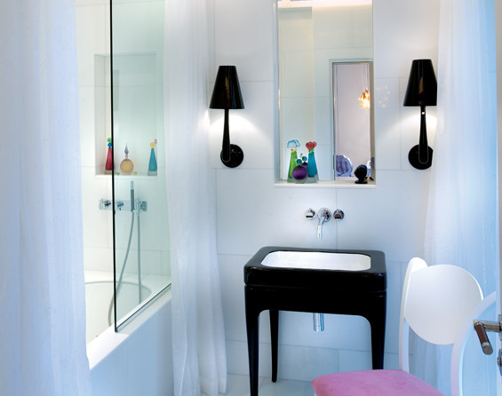 Example of an eclectic bathroom design in London