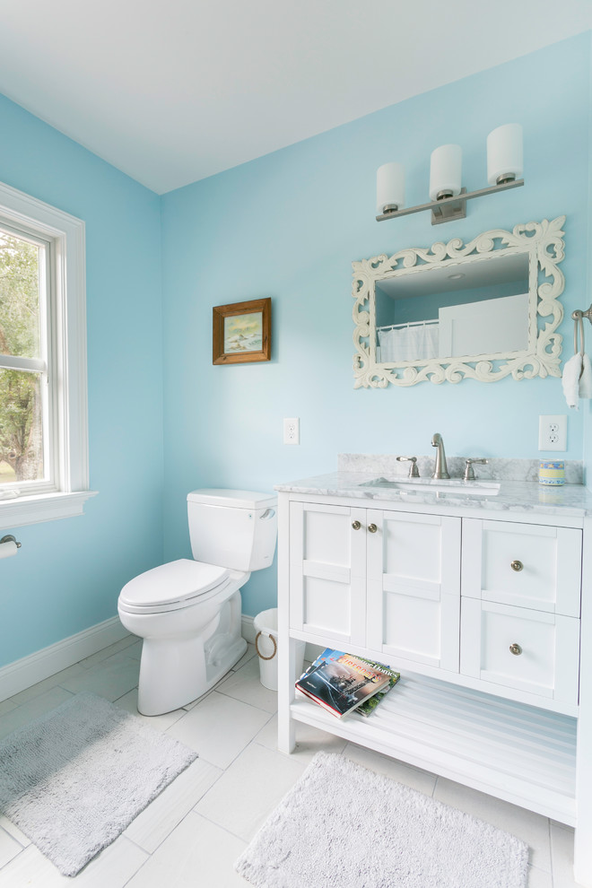 Идея дизайна: ванная комната среднего размера в стиле модернизм с фасадами в стиле шейкер, белыми фасадами, унитазом-моноблоком, синими стенами, паркетным полом среднего тона, врезной раковиной, коричневым полом и белой столешницей
