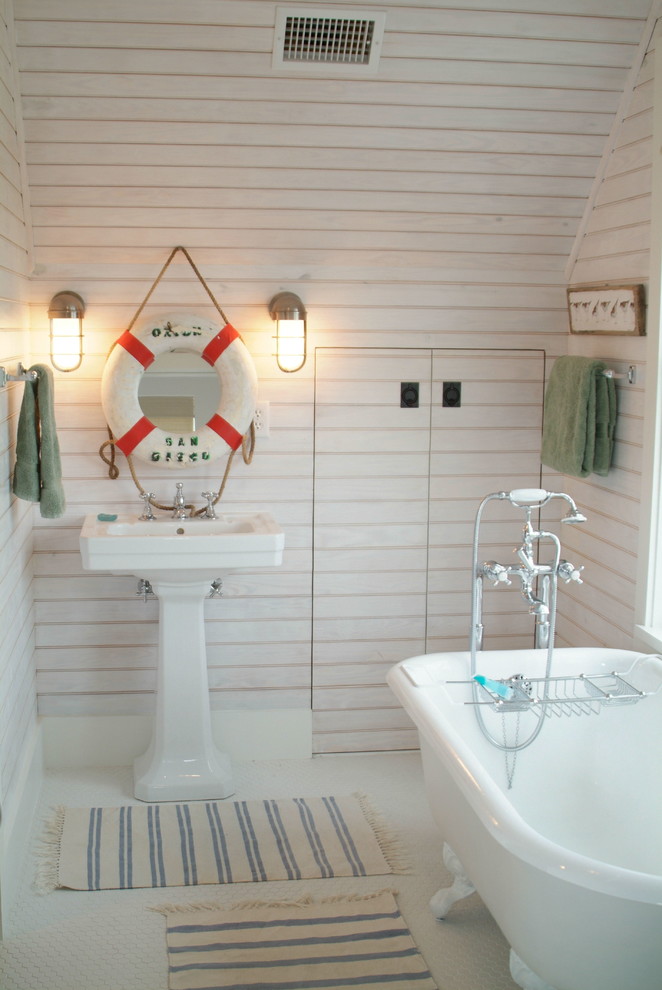 マイアミにある小さなビーチスタイルのおしゃれなバスルーム (浴槽なし) (フラットパネル扉のキャビネット、白いキャビネット、猫足バスタブ、シャワー付き浴槽	、白い壁、磁器タイルの床、ペデスタルシンク) の写真