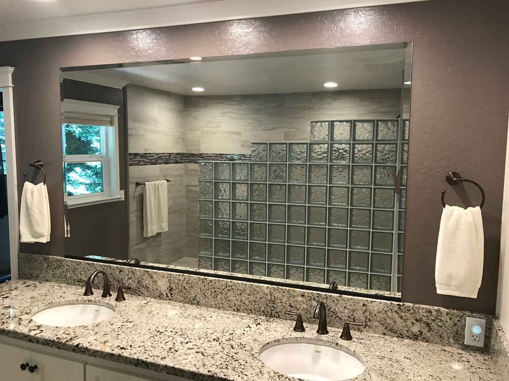 Foto di un'ampia stanza da bagno padronale contemporanea con ante in stile shaker, top in granito e doccia aperta