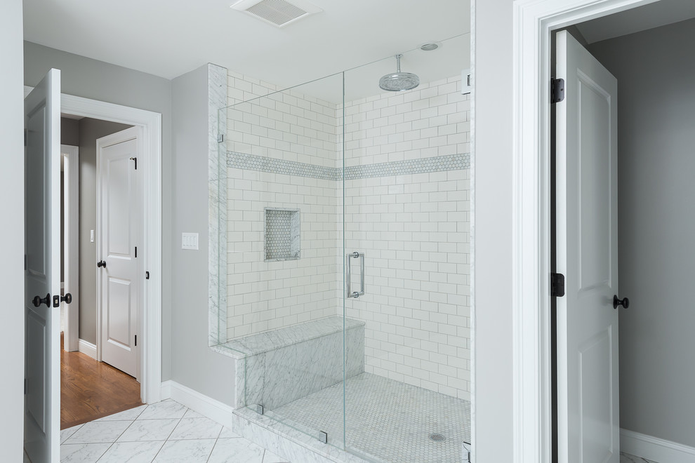 На фото: главная ванная комната среднего размера в классическом стиле с врезной раковиной, фасадами в стиле шейкер, белыми фасадами, мраморной столешницей, белой плиткой, плиткой кабанчик, серыми стенами, мраморным полом и душем в нише с