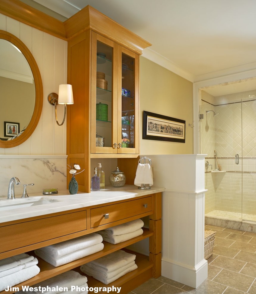 Klassisk inredning av ett stort badrum för barn, med öppna hyllor, skåp i ljust trä, en dusch i en alkov, grå kakel, keramikplattor, gröna väggar, skiffergolv, ett undermonterad handfat och marmorbänkskiva