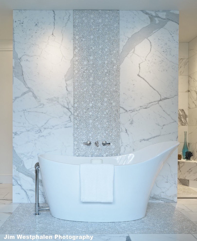 Exempel på ett stort klassiskt en-suite badrum, med ett fristående badkar, vit kakel, vita väggar och marmorgolv
