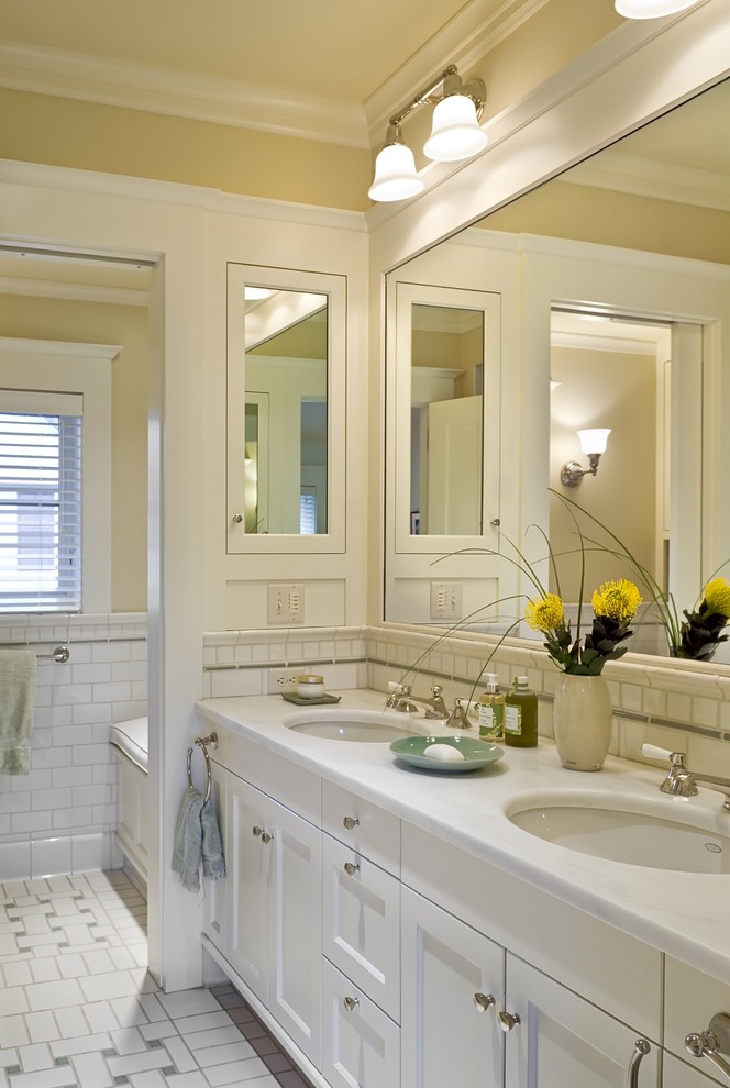 バーリントンにあるヴィクトリアン調のおしゃれな浴室 (アンダーカウンター洗面器、落し込みパネル扉のキャビネット、白いキャビネット、白いタイル、サブウェイタイル) の写真